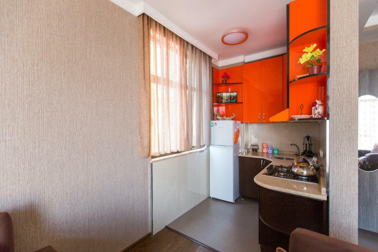 Apartament On Rustaveli บาทูมิ ภายนอก รูปภาพ