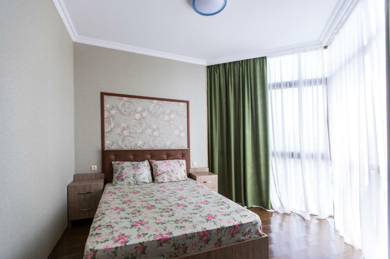 Apartament On Rustaveli บาทูมิ ภายนอก รูปภาพ