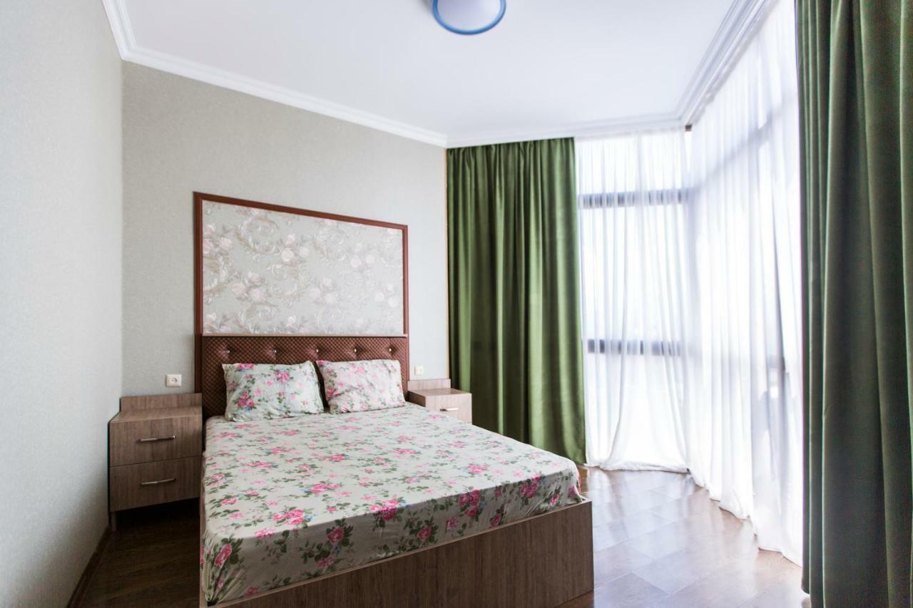 Apartament On Rustaveli บาทูมิ ภายนอก รูปภาพ